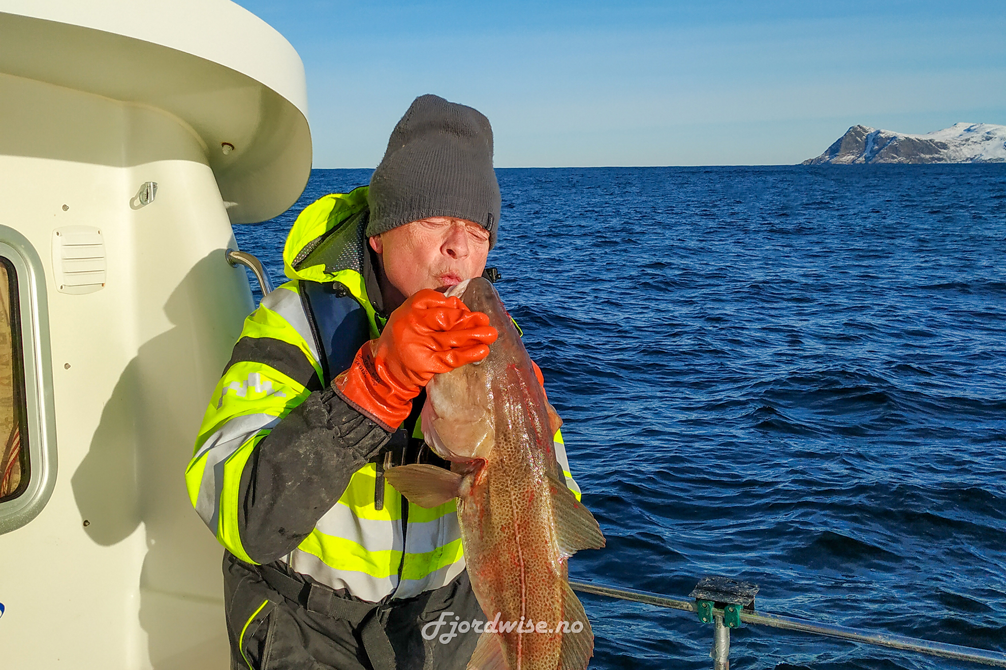 På biletet ser vi fiske utstyr og eit vatn. 